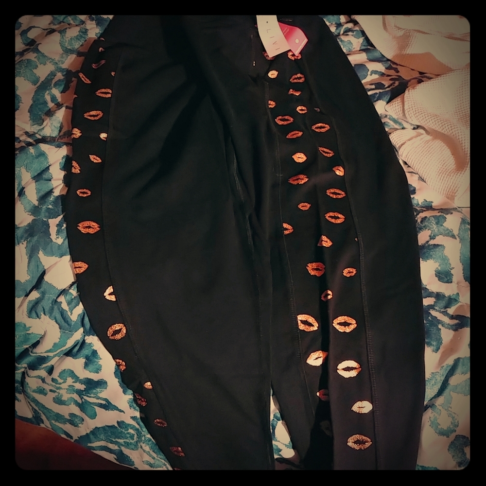 Black legging with gold tone kisses
